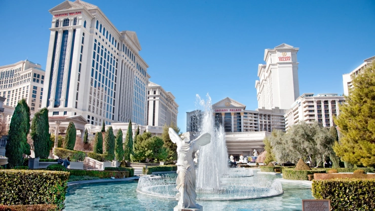 la entrada del hotel icónico Caesar’s Palace.