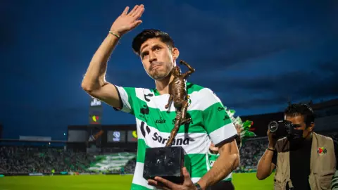 Oribe Peralta recibe premio con Santos