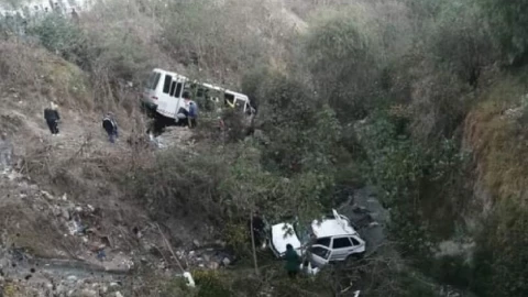 Video Microbús choca contra autos y cae al barranco, deja 3 muertos