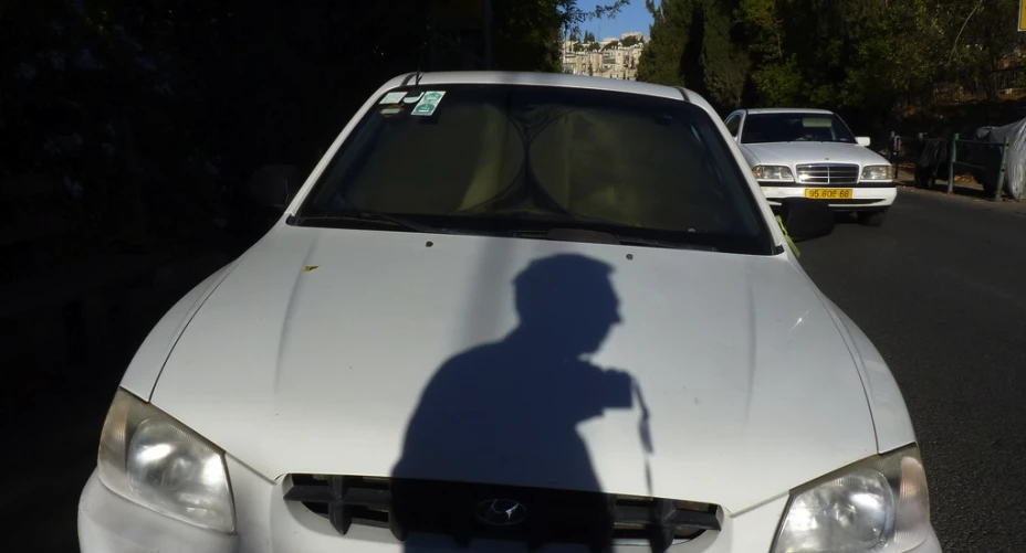 Automóvil atropella