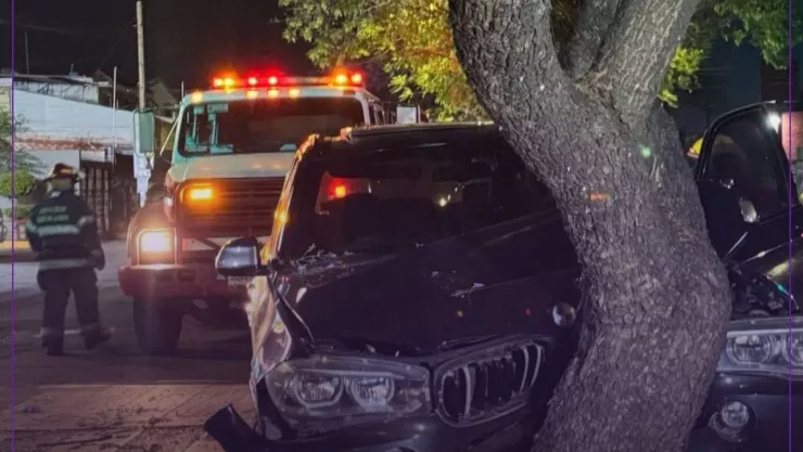 Vehículo queda completamente destruido tras accidente vial en la colonia Jardines de la Paz