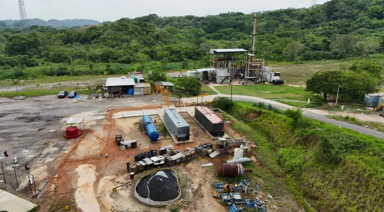 Refinería ilegal en Veracruz “Energía Ecorenovable”.