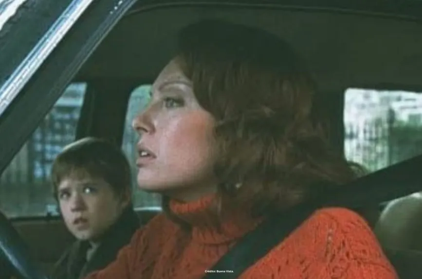 Escena de la película ‘El Sexto Sentido’ (Sixth Sense) con Halley Jeol Osment y Bruce Willis por Azteca 7.
