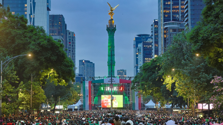 Fútbol - Copa Mundial de la FIFA 2026 - Grupo K - Uzbekistán vs Colombia - Estadio Azteca, Ciudad de México , México - 17 de junio de 2026. Policía montada y aficionados fuera del estadio antes del partido.