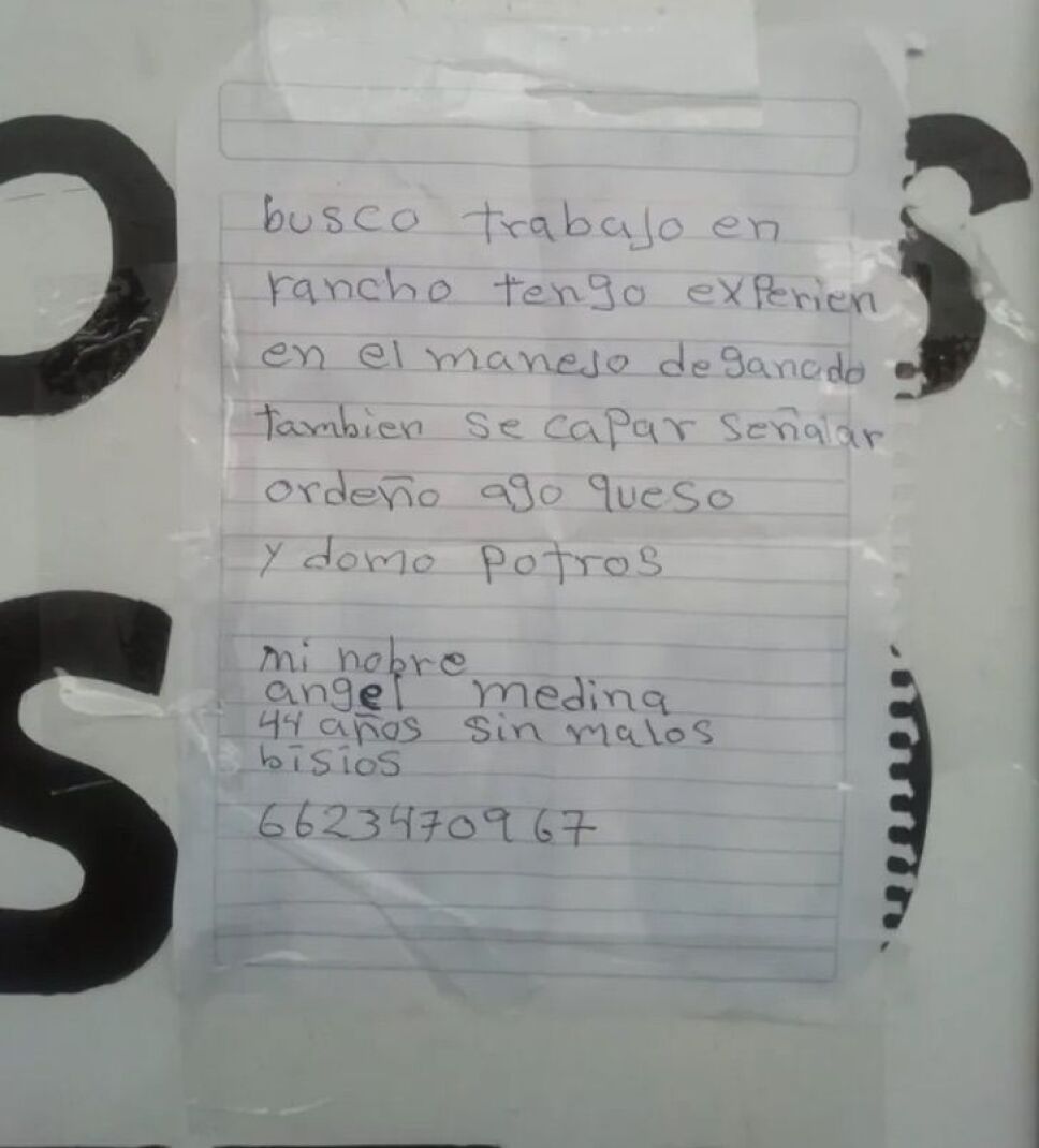 Ángel Medina de 44 años decidió hacer su currículum a mano.