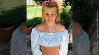 Britney corona de flores.jpg