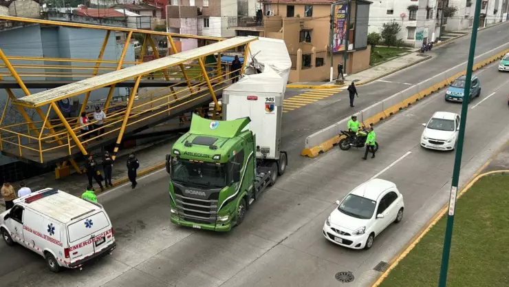 ¡Cierre vial! Tráiler se impacta contra el puente Bicentenario en Xalapa ¿Cómo ocurrió?