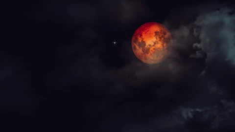 Luna de Sangre en un cielo oscuro.