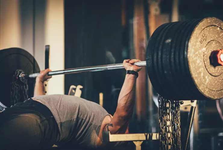 El press de banca es un método tradicional para hacer crecer el pecho