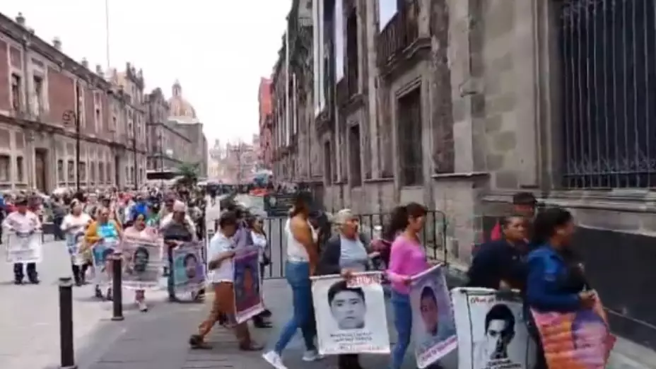 Padres de los 43 normalistas salen desilusionados tras reunión con Sheinbaum