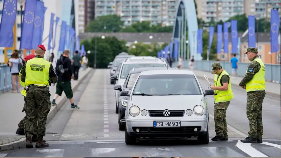 Policía polaca en un paso fronterizo con Alemania.