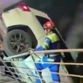 Camioneta queda colgando de estacionamiento en exclusivo compelo de San Pedro (VIDEO)