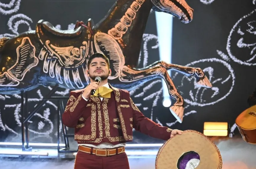 Cristian Salguero volvió a deslumbrar al público con su poderosa interpretación de “El Rey” de Vicente Fernández en el segundo número musical individual del Noveno Concierto de La Academia 2024. Su presencia en el escenario y su habilidad vocal impresionaron tanto a los espectadores que, incluso, el público lo reconoció como un verdadero artista mexicano. La pasión con la que interpretó la emblemática canción de ranchera hizo que su actuación destacara notablemente en la noche.