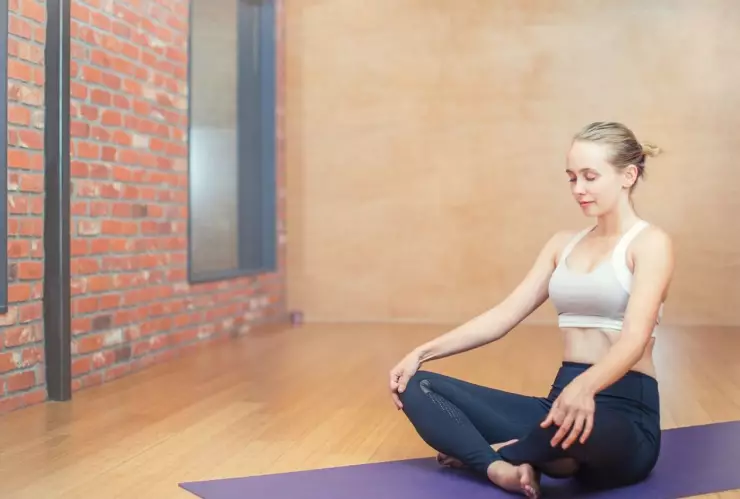 El ejercicio de yoga ideal para fortalecer caderas y rodillas después de los 50