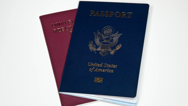 Un pasaporte de EU y otro de otra nacionalidad