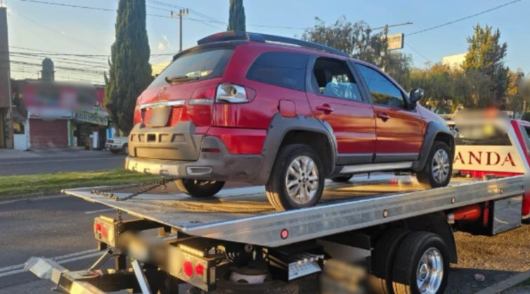 camioneta roja en grúa