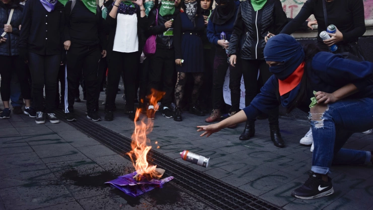 Protesta en contra de los feminicidios frente a Palacio Nacional