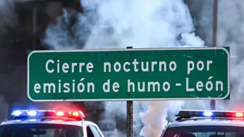 ¡Alerta vial! Cierran calle del centro de León tras emisión de humo, por la noche de hoy sábado 27 de diciembre.jpg