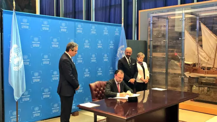 Videgaray firma Escazú