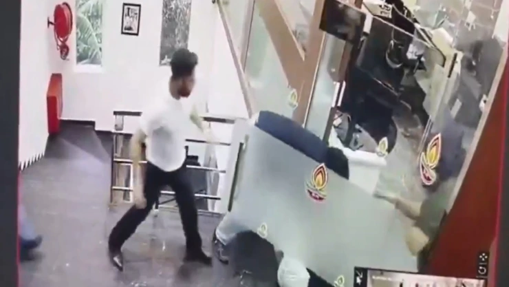 Sujeto agrede a su exnovia en oficina de la India