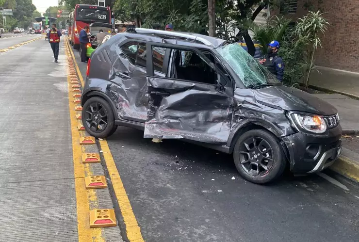 Choque en Narvarte entre Metrobús y auto particular