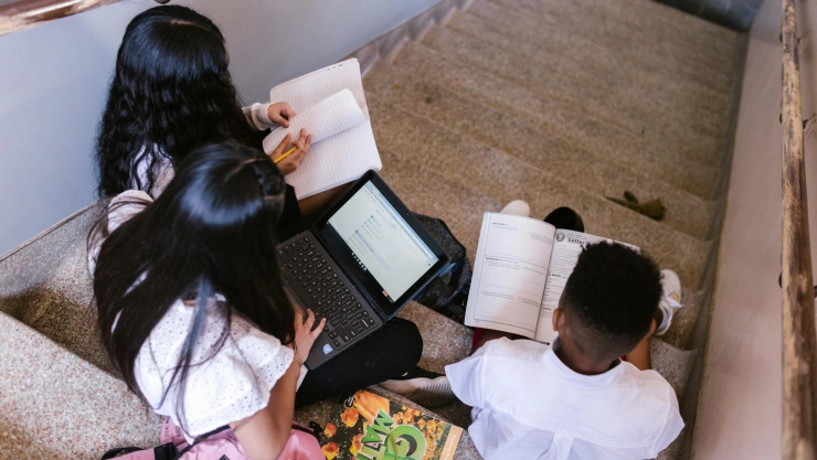 Jóvenes estudiando en las escaleras de un plantel escolar