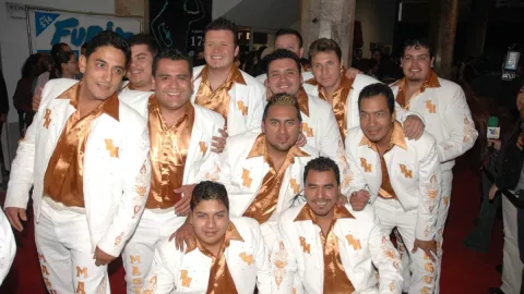 Cantante de famosa banda reaparece; vive en la calle y el abandono total