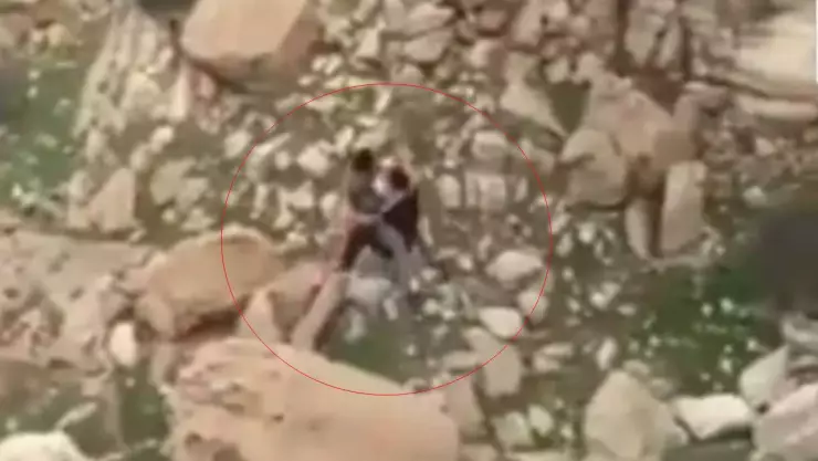 Tirolesa gigante se rompe y dos hombres caen al vacío (VIDEO)