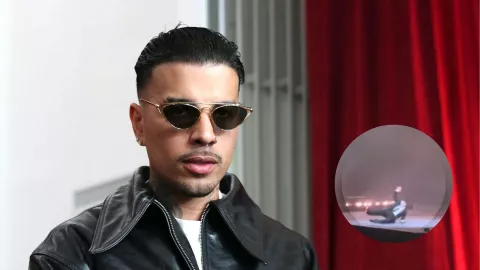 VIDEO Rauw Alejandro sufre aparatosa caída en pleno concierto y sorprende su reacción