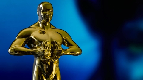 ¿Cuál es el peso exacto de una estatuilla de los Premios Oscar 2025 y cuánto mide?