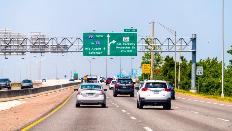 Autos circulan por carretera de Florida