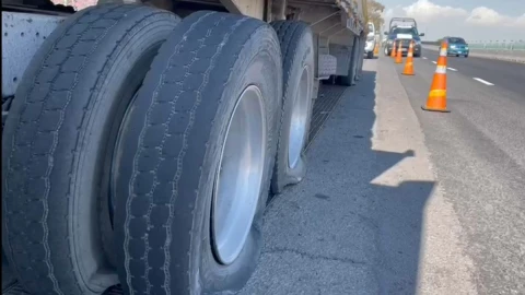 tráiler sistema ponchallantas Circuito Exterior Mexiquense