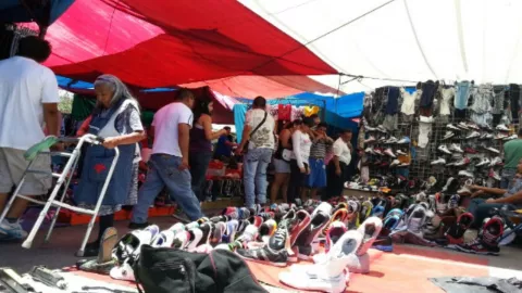 Venta de tenis en el tianguis El Salado