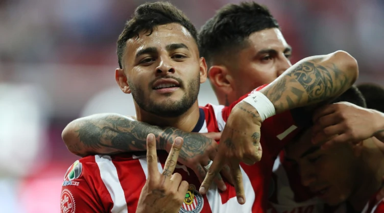Alexis Vega celebrando el gol de Chivas