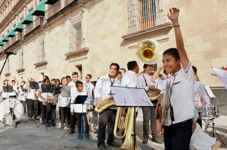 La Banda Filarmónica de Ocotlán a punto de subir al escenario del Zócalo.