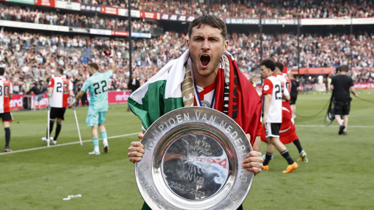 Santiago Giménez con el trofeo de la Eredivisie