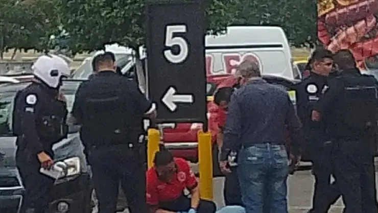 Lesionan a hombre en estacionamiento de plaza comercial en León: Esto sabemos