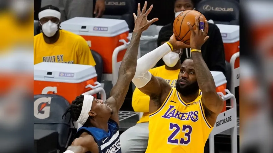 LeBron James Lakers de Los Ángeles y Jarred Vanderbilt de Timberwolves de Minnesota 16 de febrero del 2021, AP Photo Jim Mone.jpg