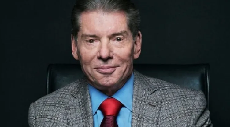 wwe-dia-vince-mcmahon-rompio-dos-piernas.jpg