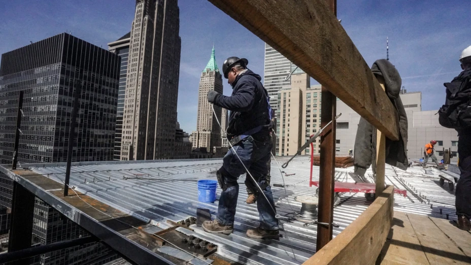 Trabajadores de la construcción en un edificio en Manhattan, Nueva York.