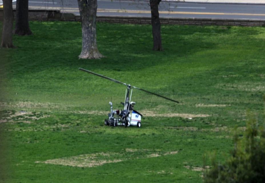 La policía arrestó a un hombre que aterrizó su pequeño helicóptero monoplaza en los jardines del Capitolio