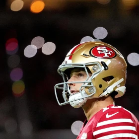 El quarterback de los San Francisco 49ers, Brock Purdy (13), observa durante el último cuarto del partido contra los Washington Commanders en el Levi’s Stadium.