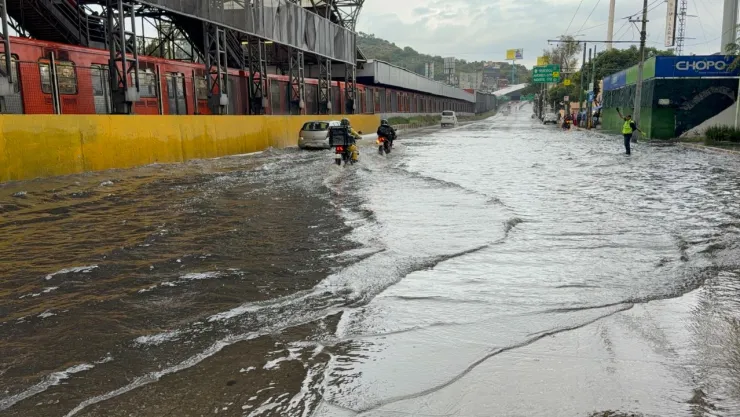 Inundaciones en Circuito Interior y Oceanía asfixian el paso al AICM