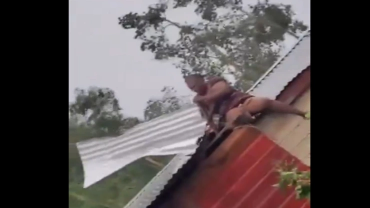 Mujer se AFERRA al techo de su casa para evitar que el Huracán Beryl se lo lleve