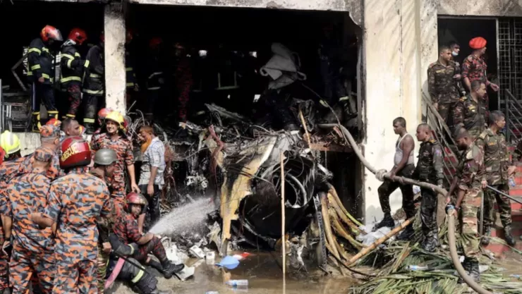 Avión se estrella contra escuela en Bangladesh; reportan 18 muertos