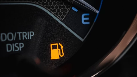 Esto significa realmente la E en el medidor de gasolina