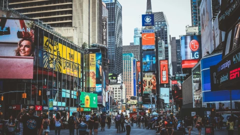 Tiroteo en rascacielos de Midtown deja heridos. Policía y peatón alcanzados por disparos en Park Avenue. Autoridades piden precaución en Nueva York