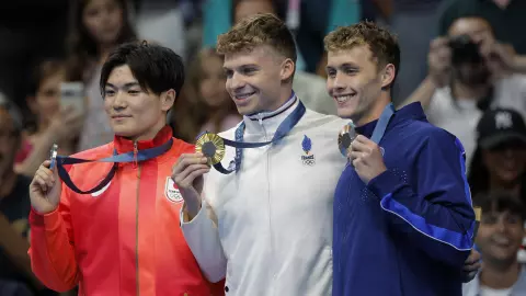 Leon Marchand gana y rompe marca de Michael Phelps