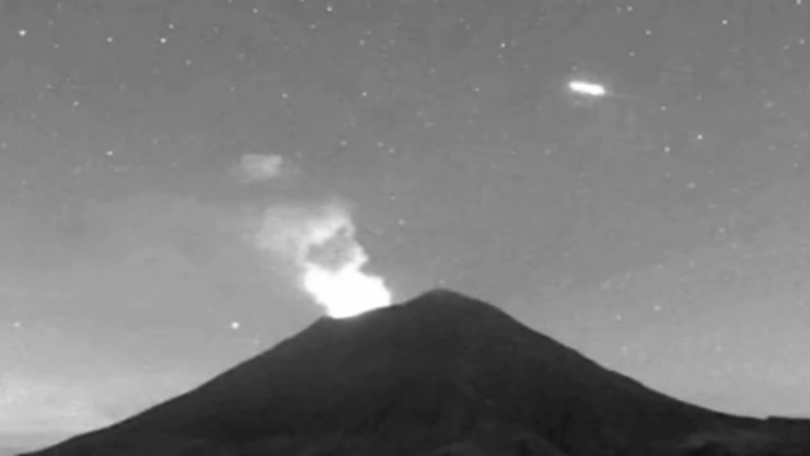 Captan paso de enorme luz sobre el volcán Popocatépetl