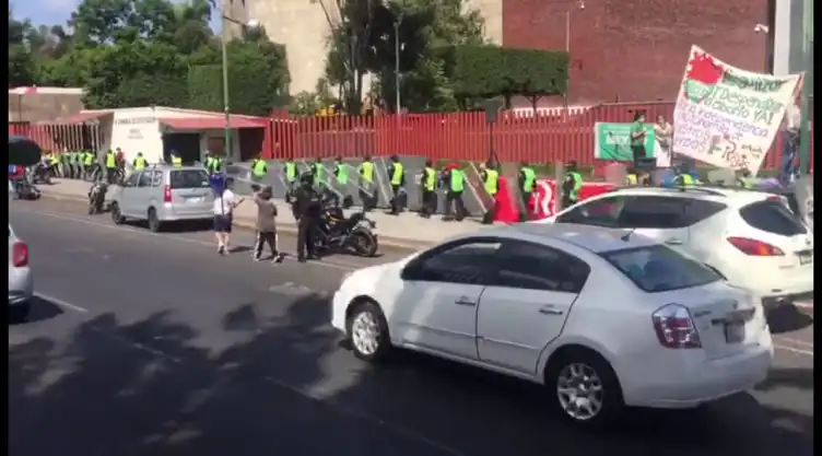 policias cámara.jpeg